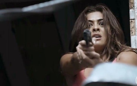 Bibi (Juliana Paes) aponta revólver para Jeiza (Paolla Oliveira) no capítulo de ontem da novela - Reprodução/TV Globo