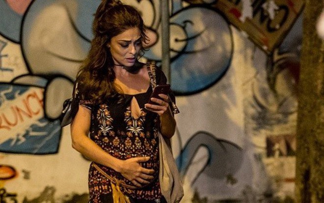 Bibi (Juliana Paes) caminha com barriga falsa no capítulo de sexta (30) de A Força do Querer - Fábio Rocha/Gshow
