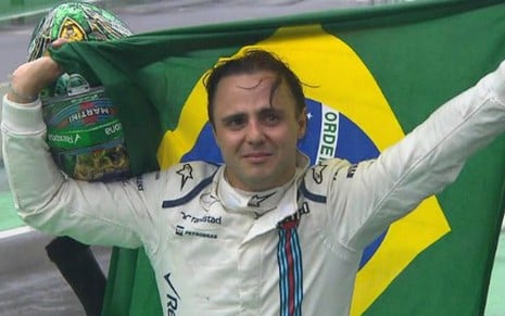 O piloto Felipe Massa chora após abandonar o GP do Brasil e receber homenagem do público - Reprodução/TV Globo