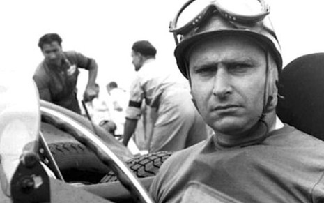 O piloto argentino Juan Manuel Fangio em preparação para corrida em 1956 - Divulgação