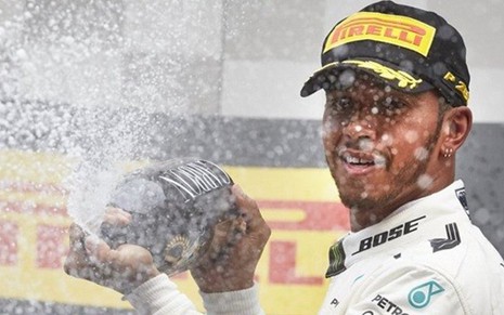 O piloto britânico Lewis Hamilton comemora vitória no GP da Bélgica no domingo (27) - Divulgação/FIA