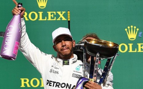 O piloto inglês Lewis Hamilton comemora vitória no Grande Prêmio dos EUA no domingo (22) - Divulgação/FIA