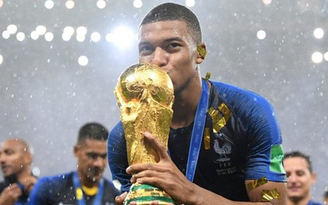 Kylian Mbappé, atacante revelação do Mundial, celebra conquista do segundo título da França - DIVULGAÇÃO/FIFA