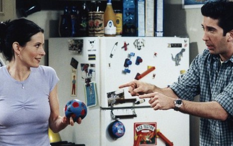A atriz Courteney Cox com David Schwimmer em episódio da quinta temporada de Friends - Divulgação/NBC