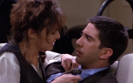Melora Hardin e David Schwimmer em Friends; não seja como Ross e aprenda a falar sacanagem na hora H - Imagens: Reprodução/NBC