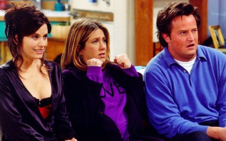 Courteney Cox (à esq.), Jennifer Aniston e Matthew Perry em Friends; comédia não ganhará remake - Divulgação/NBC