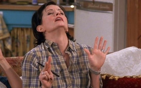 Courteney Cox em cena icônica de Friends; lição de orgasmo feminino apareceu em Handmaid's Tale - Reprodução/NBC