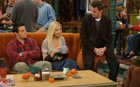Elenco de Friends no Central Perk: Phoebe (Lisa Kudrow, com xícara na mão) lidera o ranking  - Divulgação/NBC