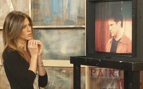 Rachel (Jennifer Aniston) assiste compenetrada à novela Days of Our Lives em Friends - Divulgação/NBC