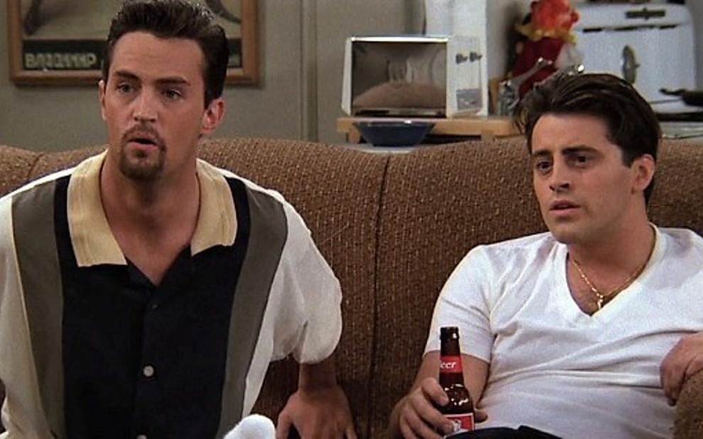 Chandler (Matthew Perry, à esq.) e Joey (Matt LeBlanc) assistem à série Baywatch, em Friends - Reprodução/NBC