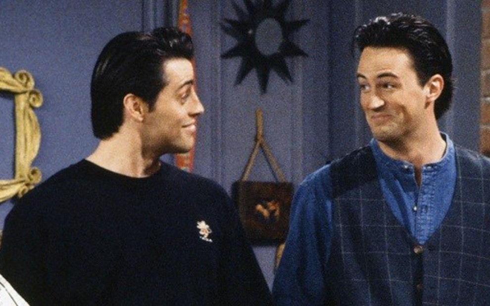 Matt LeBlanc (à esq.) com Matthew Perry em Friends; moldura amarela é desejada por fãs - Divulgação/NBC