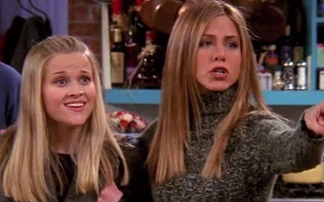 As atrizes Reese Witherspoon (à esq,) e Jennifer Aniston em Friends, no ano 2000 - Reprodução/NBC