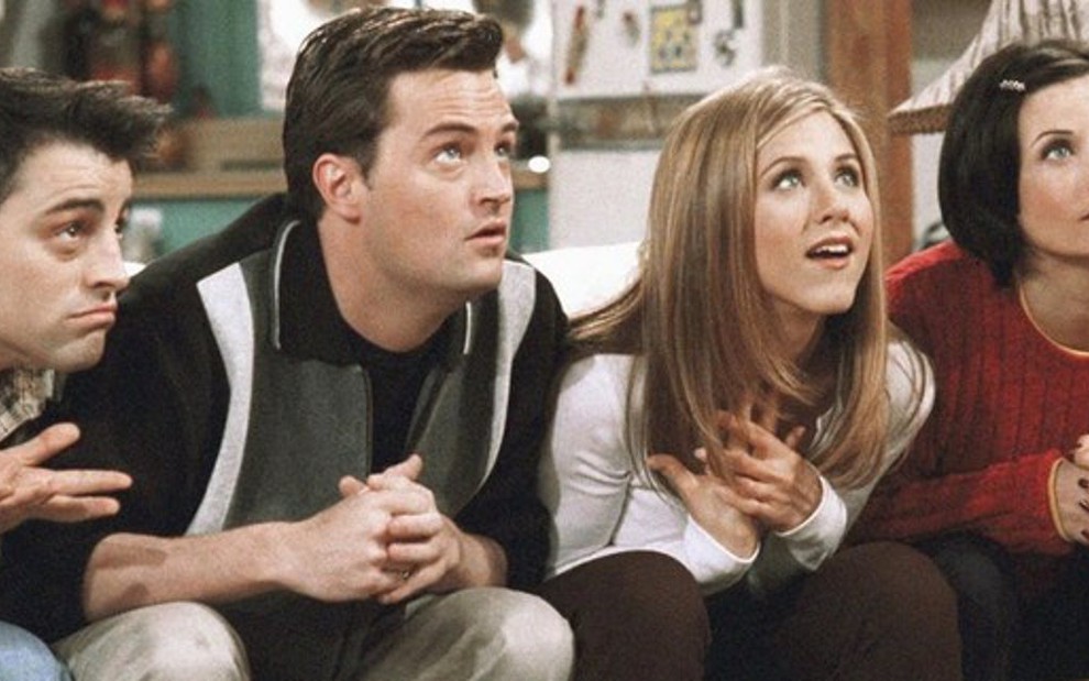 Matt LeBlanc, Matthew Perry, Jennifer Aniston e Courteney Cox em cena da quarta temporada de Friends - Imagens: Divulgação/NBC