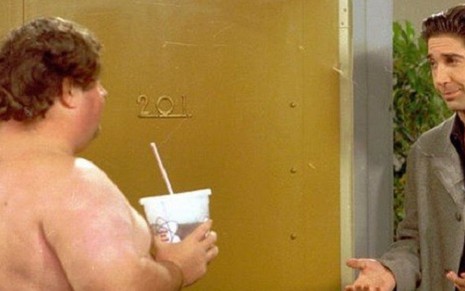 David Schwimmer contracena com o ator que interpretou Ugly Naked Guy em Friends - Reprodução/NBC