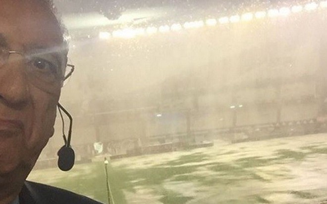 O locutor Galvão Bueno faz careta diante do gramado encharcado do Monumental de Nuñez - Reprodução/Instagram