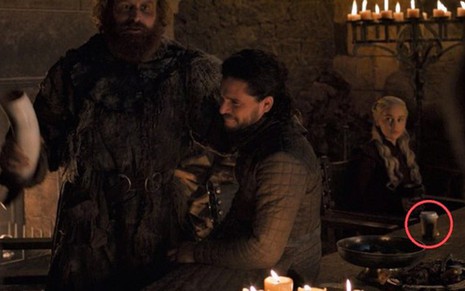 Em destaque o copo de café que vazou no quarto episódio da oitava temporada de Game of Thrones - Reprodução/HBO