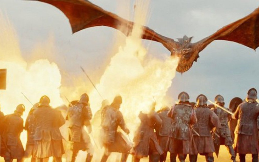 Drogon taca fogo em soldados do exército dos Lannisters na sétima temporada de Game of Thrones - Imagens: Reprodução/HBO