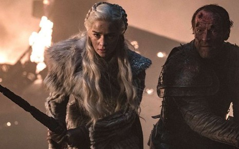 Emilia Clarke e Iain Glen em cena do terceiro episódio da oitava temporada de Game of Thrones - Divulgação/HBO