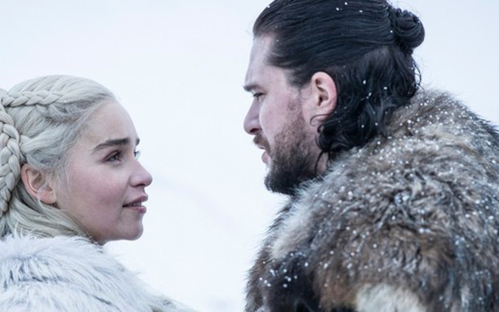 Os atores Emilia Clarke e Kit Harington em imagem da oitava e última temporada de Game of Thrones - Imagens: Divulgação/HBO