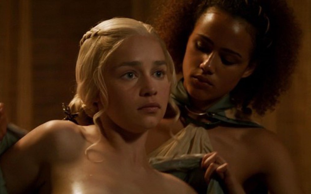 A atriz Nathalie Emmanuel veste Emilia Clarke em cena de nudez da terceira temporada de Game of Thrones - Imagens: Reprodução/HBO