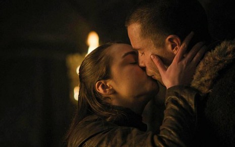 Maisie Williams e Joe Dempsie se beijam no segundo episódio da oitava temporada de Game of Thrones - Divulgação/HBO