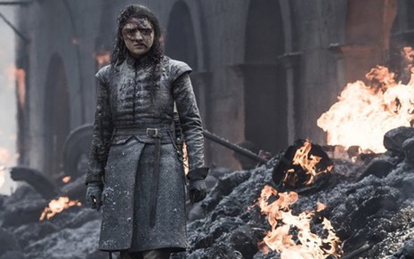 A atriz Maisie Williams desolada no meio de destroços na última temporada de Game of Thrones - Imagens: Divulgação/HBO