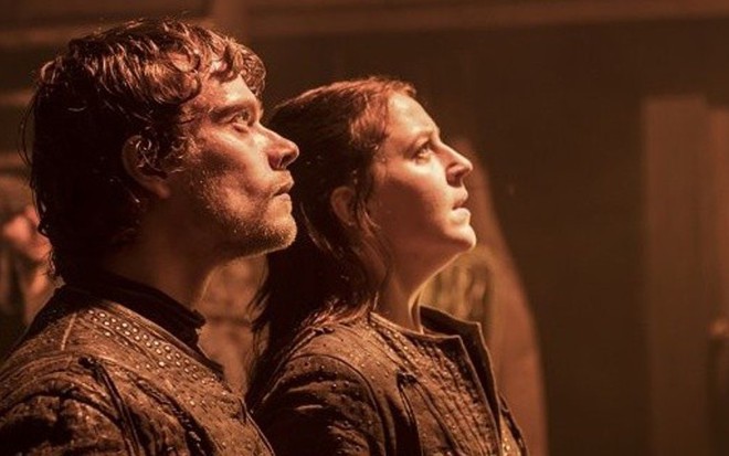 Os atores Alfie Allen e Gemma Whelan no segundo episódio da sétima temporada de GoT  - Reprodução/HBO