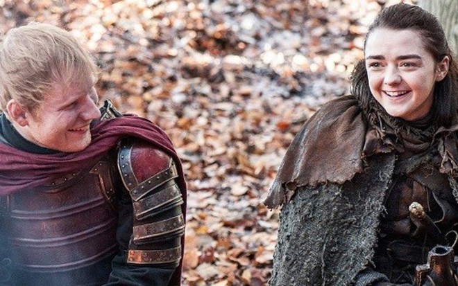 O cantor Ed Sheeran ao lado de Maisie Williams na estreia da sétima temporada de GoT - Divulgação/HBO