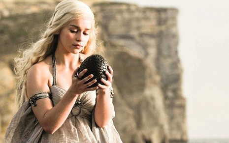 Emilia Clarke em Game of Thrones; caixa com três ovos decorativos de dragões custa R$ 674 - Divulgação/HBO