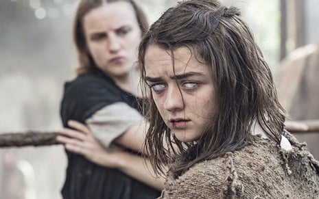 Maisie Williams, com Faye Marsay ao fundo, em cena da 6ª temporada de Game of Thrones - Divulgação/HBO