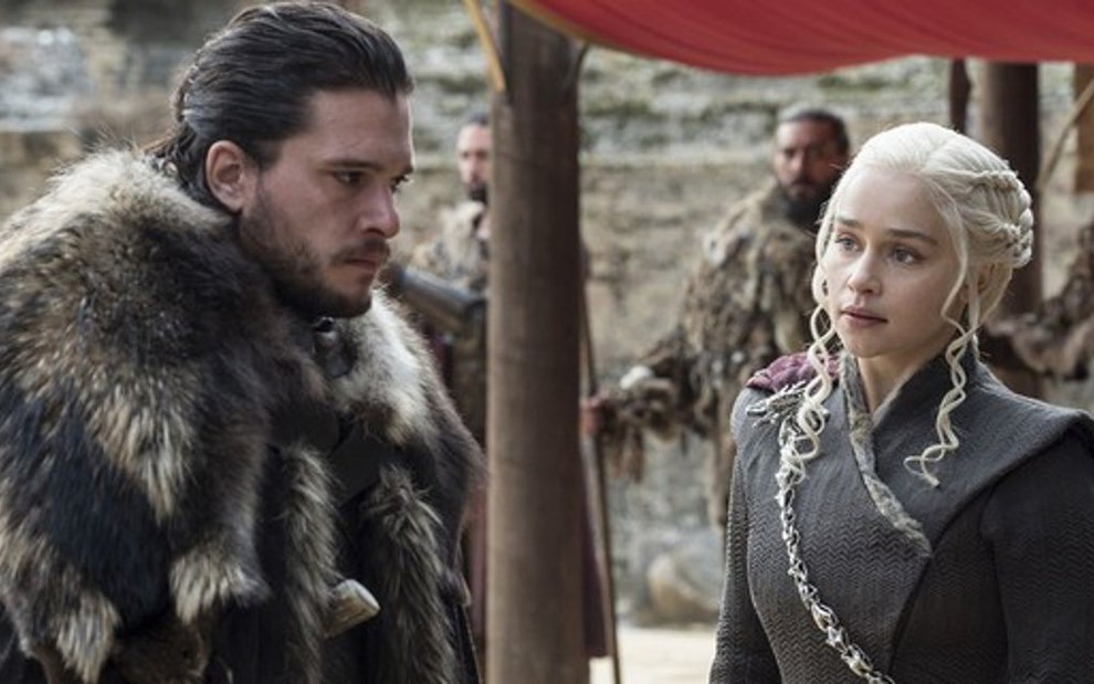 Os atores Kit Harington e Emilia Clarke em cena da sétima temporada de Game of Thrones - Divulgação/HBO