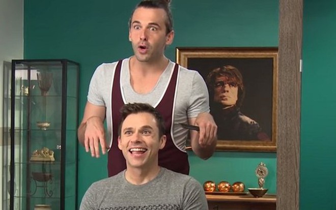 O cabeleireiro Jonathan Van Ness recebe o ator Bryan Safi em episódio de Gay of Thrones - Reprodução/Funny or Die