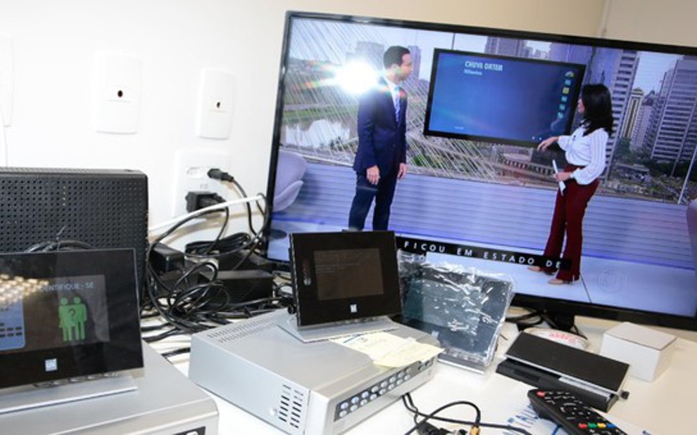 Medidor de audiência do GfK (à esq.) conectado a televisor sintonizado na Globo - Adriana Spacca/Notícias da TV - 10.Nov.2014