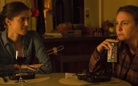 As atrizes Allison Williams (à esq.) e Lena Dunham no episódio final de Girls  - Divulgação/HBO