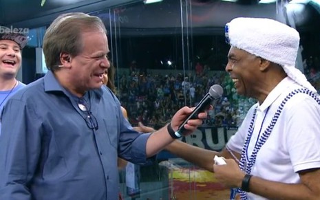 Chico Pinheiro entrevista Gilberto Gil após o desfile da Vai-Vai, que homenageou o cantor - Reprodução/TV Globo
