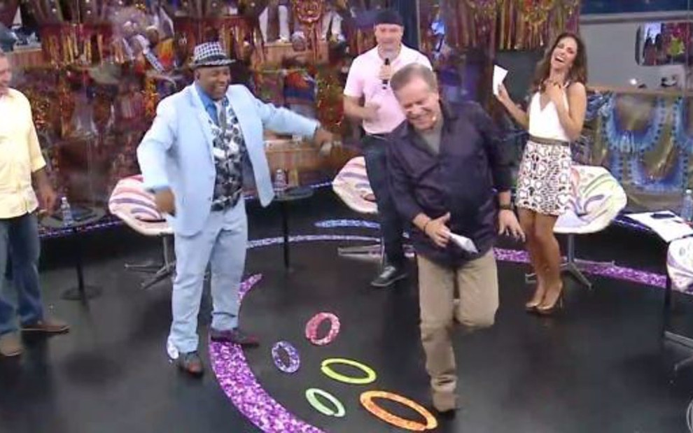 Chico Pinheiro dança para Celso Viáfora, Aílton Graça, Alemão do Cavaco e Monalisa Perrone - Imagens: Reprodução/TV Globo