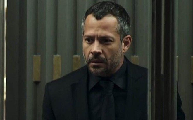 Agno (Malvino Salvador) vai ver a mulher atracada com um jovem na cozinha da casa deles na novela - Fotos: Reprodução/TV Globo