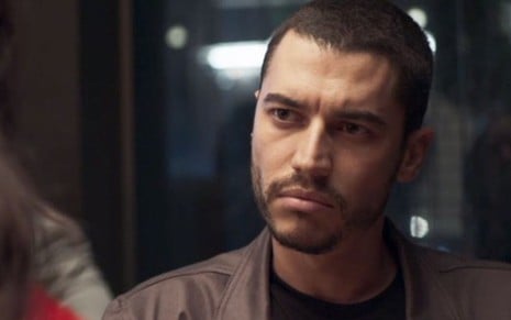 Camilo (Lee Taylor) em cena da novela das nove; investigador vai ter sangue frio para preparar vingança - Reprodução/TV Globo