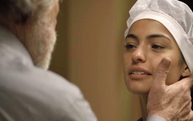 Edilene (Cynthia Senek) em cena da novela das nove; empregada vai morrer no capítulo de sábado (15) - Fotos: Reprodução/TV Globo
