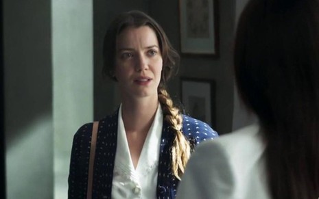 Fabiana (Nathalia Dill) em cena da novela; ex-noviça colocará amuleto no pescoço para parentesco vir à tona - Reprodução/TV Globo