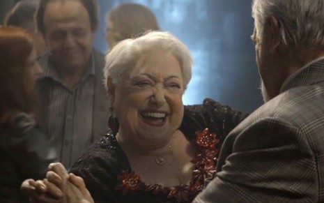 Marlene (Suely Franco) vai dançar animada com Antero (Ary Fontoura) no capítulo deste sábado (22) - Reprodução/TV Globo