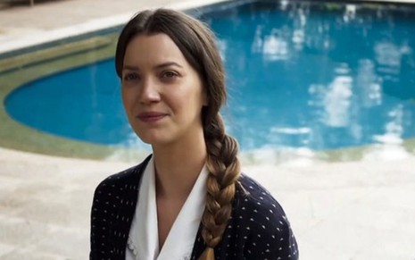 Fabiana (Nathalia Dill) em cena da novela das nove da Globo; ex-noviça não terá mordomias na casa da irmã - Reprodução/TV Globo