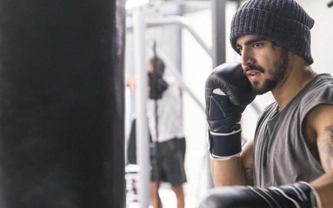 Rock (caio Castro) vai fazer um striptease para animar Fabiana (Nathalia Dill) antes da primeira vez do casal - Reprodução/TV Globo