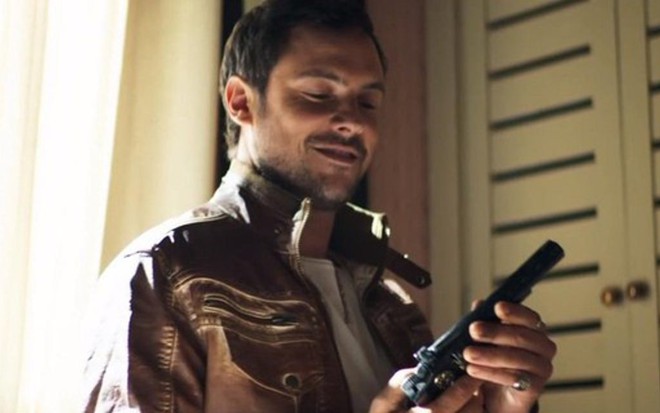 Chiclete (Sergio Guizé) em cena da novela das nove da Globo; justiceiro matará o homem que o contratou - Fotos: Reprodução/TV Globo