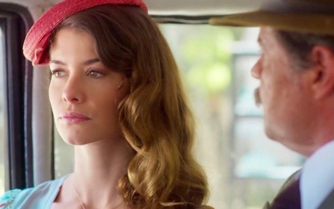Dora (Alinne Moraes) em cena com Eugênio (Felipe Camargo) na novela das seis da Globo, Espelho da Vida - Reprodução/TV Globo