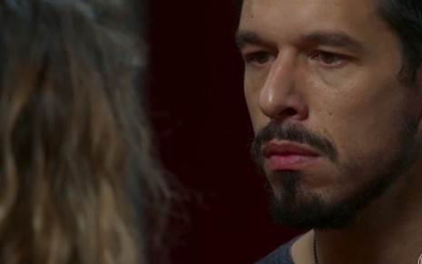 Alain (João Vicente de Castro) conversa com Isabel (Alinne Moraes) em cena de Espelho da Vida - Reprodução/TV Globo