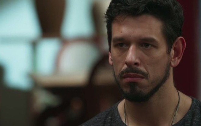 Alain (João Vicente de Castro) em cena; diretor ficará perturbado com estranho em cemitério - Reprodução/TV Globo