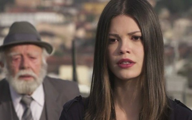 André (Emiliano Queiroz) em cena com Cris/Julia Castelo (Vitória Strada) na novela das seis - Reprodução/TV Globo