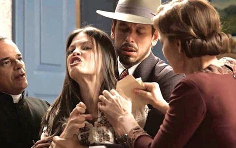 Vitória Strada brilhou na cena em que Cris surtou e misturou passado e presente em Espelho da Vida - Reprodução/TV Globo