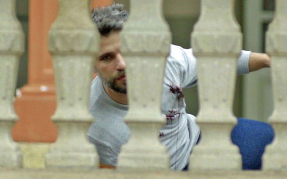 Gabriel (Bruno Gagliasso) na cena em que cairá baleado com um tiro disparado por Sampaio (Marcello Novaes) - Fotos: Reprodução/TV Globo